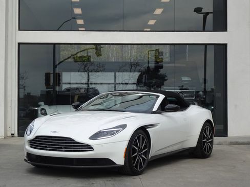 Used 2020 Aston Martin DB11 Volante image 2