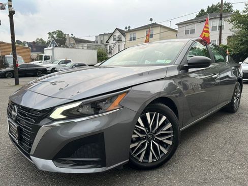 Used 2025 Nissan Altima 2.5 SV FWD image 2
