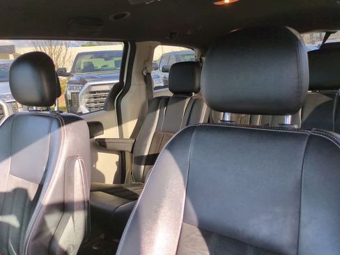 Used 2017 Dodge Grand Caravan SXT image 8