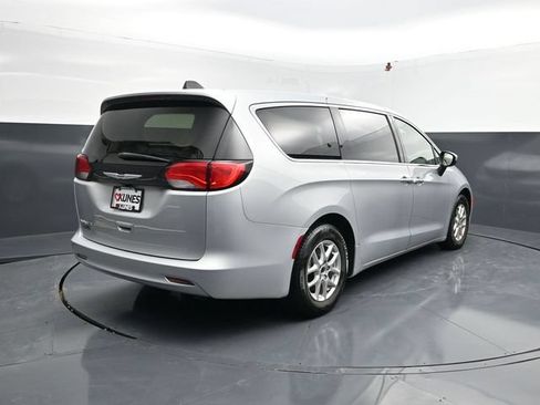 Used 2023 Chrysler Voyager LX FWD image 4