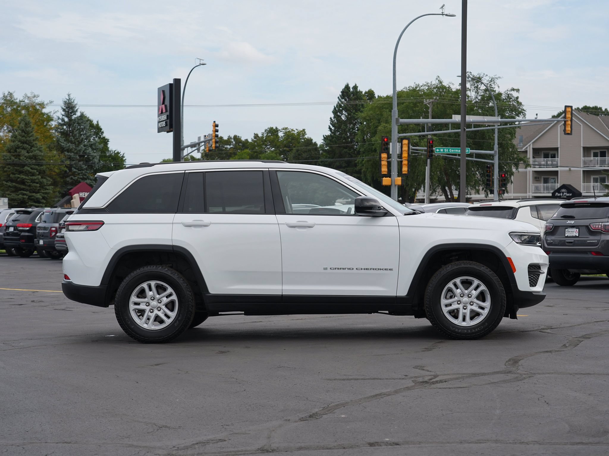 Used 2023 Jeep Grand Cherokee Laredo AWD/4WD image 2