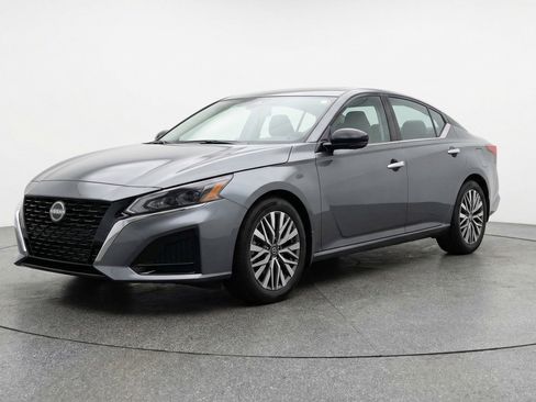 Used 2025 Nissan Altima 2.5 SV image 3