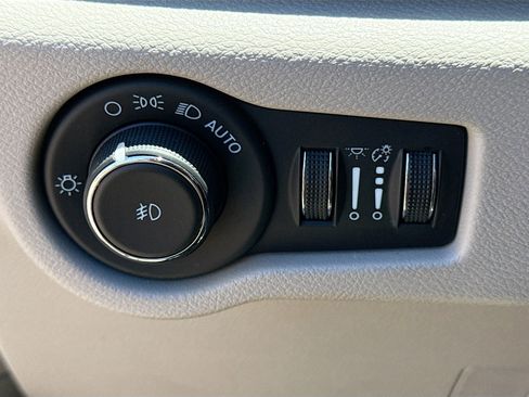 Used 2024 Chrysler Pacifica Touring-L FWD image 34