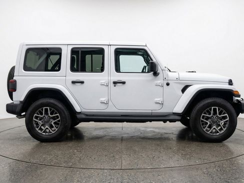 Used 2025 Jeep Wrangler Sahara image 11