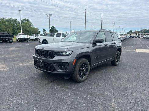 Used 2024 Jeep Grand Cherokee Altitude AWD/4WD image 5