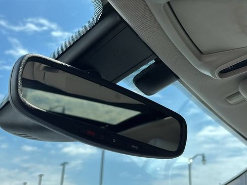 Used 2018 Chrysler Pacifica Limited w/ Tire & Wheel Group FWD image 26