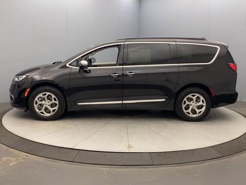 Used 2022 Chrysler Pacifica Limited w/ Uconnect Theater Family Group AWD/4WD image 2