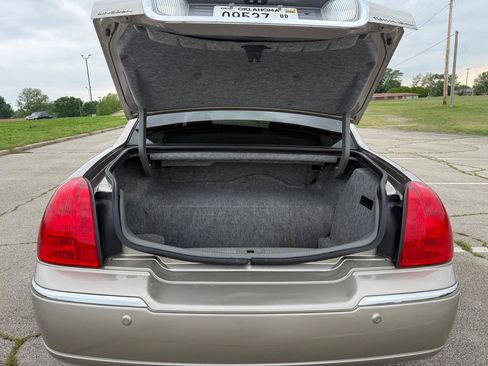 Used 2003 Lincoln Town Car Signature RWD image 24