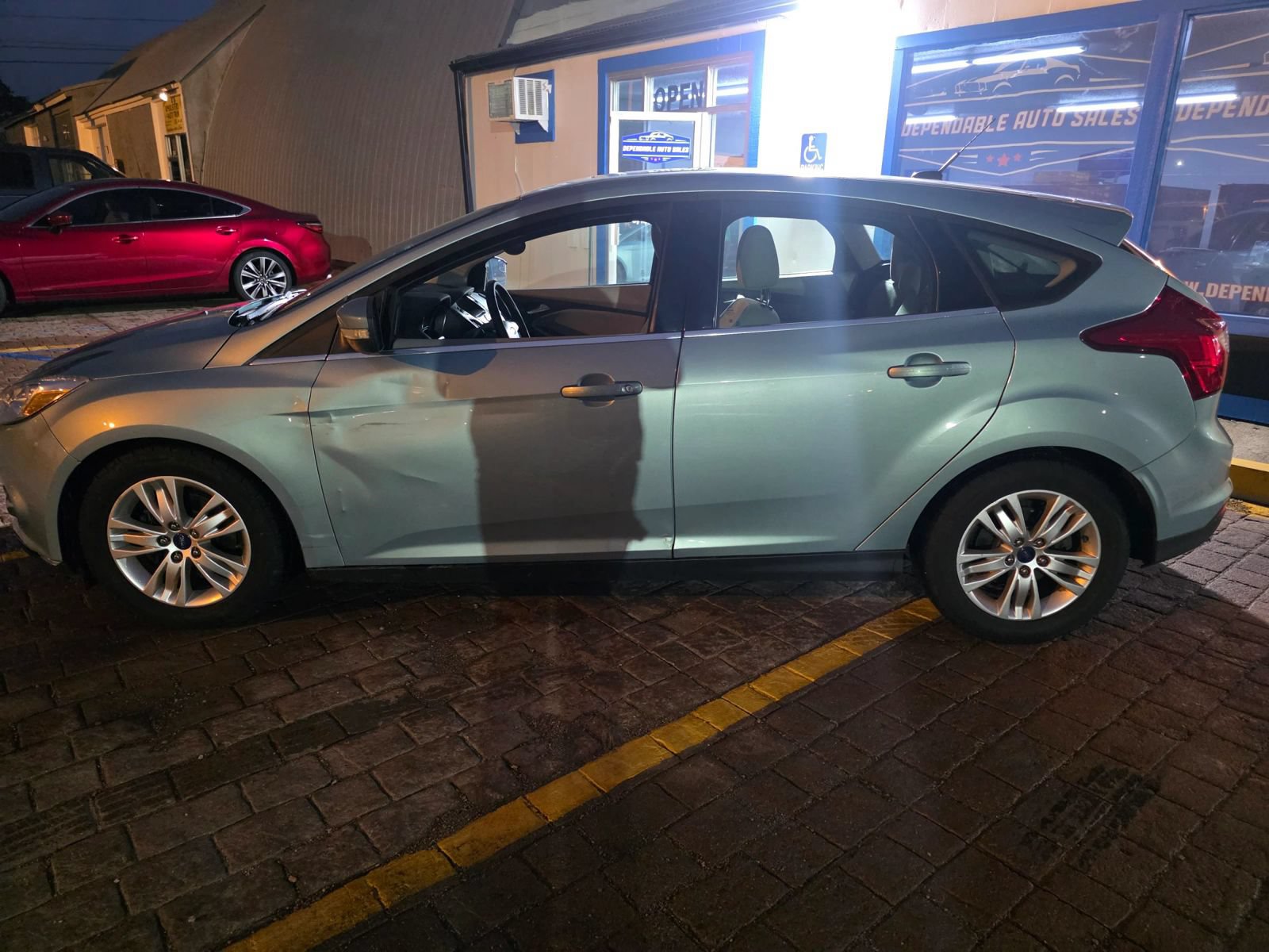 Used 2012 Ford Focus SEL w/ SEL/Titanium Winter Pkg FWD image 9