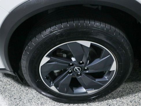 Used 2024 Nissan Rogue SV FWD image 11