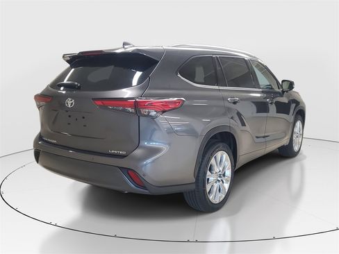 Used 2023 Toyota Highlander Limited image 7