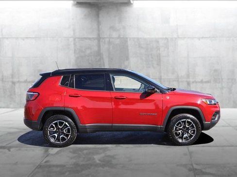 Used 2025 Jeep Compass Trailhawk AWD/4WD image 5