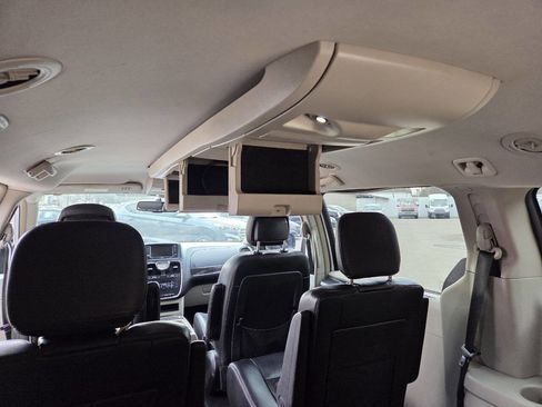 Used 2014 Chrysler Town & Country Touring w/ Driver Convenience Group image 38