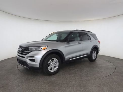 Used 2024 Ford Explorer XLT w/ Equipment Group 202A AWD/4WD image 3