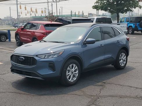 Used 2023 Ford Escape Active w/ Tech Pack #2 AWD/4WD image 3