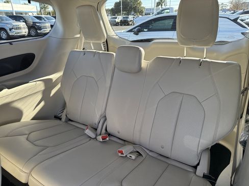 Used 2021 Chrysler Pacifica Touring-L w/ Premium & Safety Sphere Group image 19
