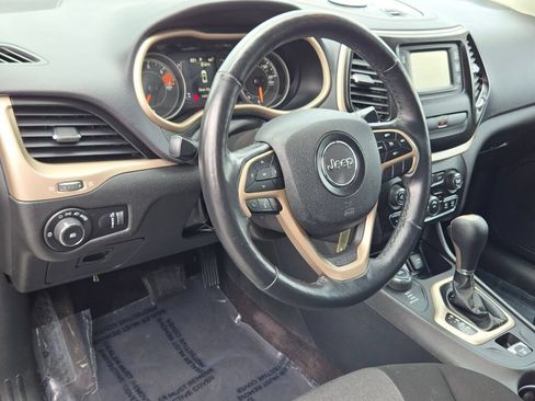 Used 2018 Jeep Cherokee Latitude w/ Cold Weather Group AWD/4WD image 22