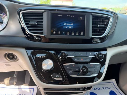 Used 2020 Chrysler Pacifica Touring-L image 16