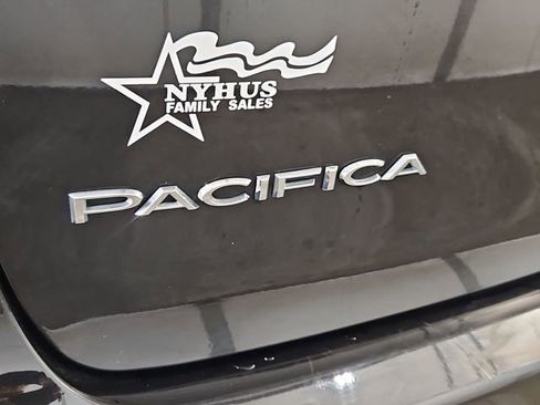 Used 2023 Chrysler Pacifica Touring-L image 21