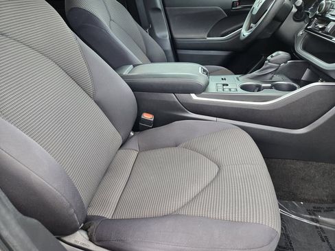 Used 2023 Toyota Highlander L FWD image 9