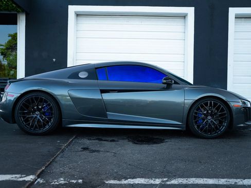 Used 2018 Audi R8 V10 w/ Premium Package RWD image 7