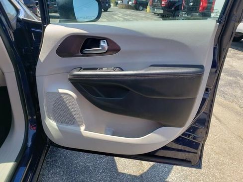 Used 2017 Chrysler Pacifica Touring FWD image 17