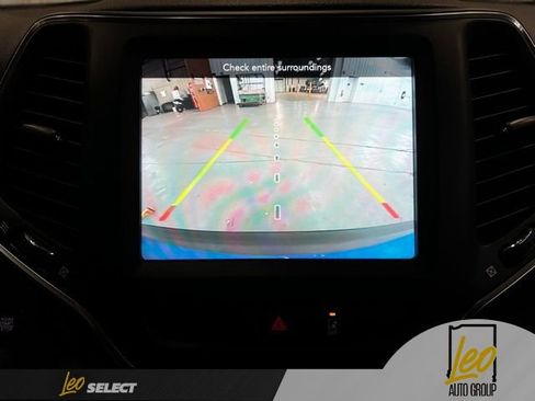 Used 2022 Jeep Cherokee Latitude Lux w/ Sun & Sound Group AWD/4WD image 17