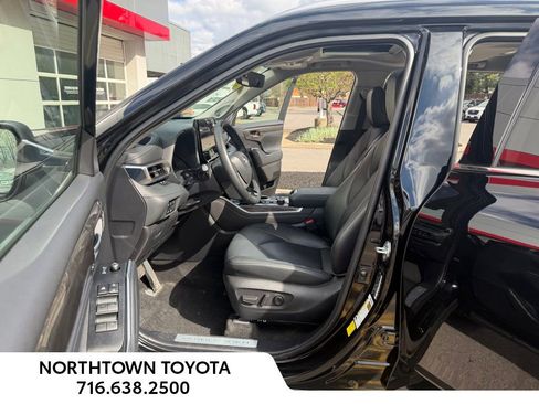 Used 2024 Toyota Highlander Limited AWD/4WD image 12