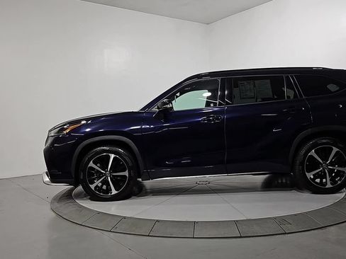 Used 2022 Toyota Highlander XSE AWD/4WD image 2