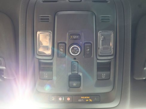 Used 2025 Chevrolet Tahoe High Country image 34