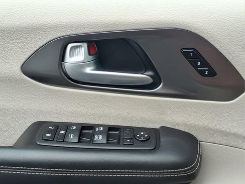 Used 2024 Chrysler Pacifica Touring-L FWD image 17