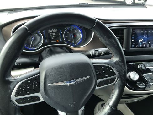 Used 2018 Chrysler Pacifica Touring-L image 17