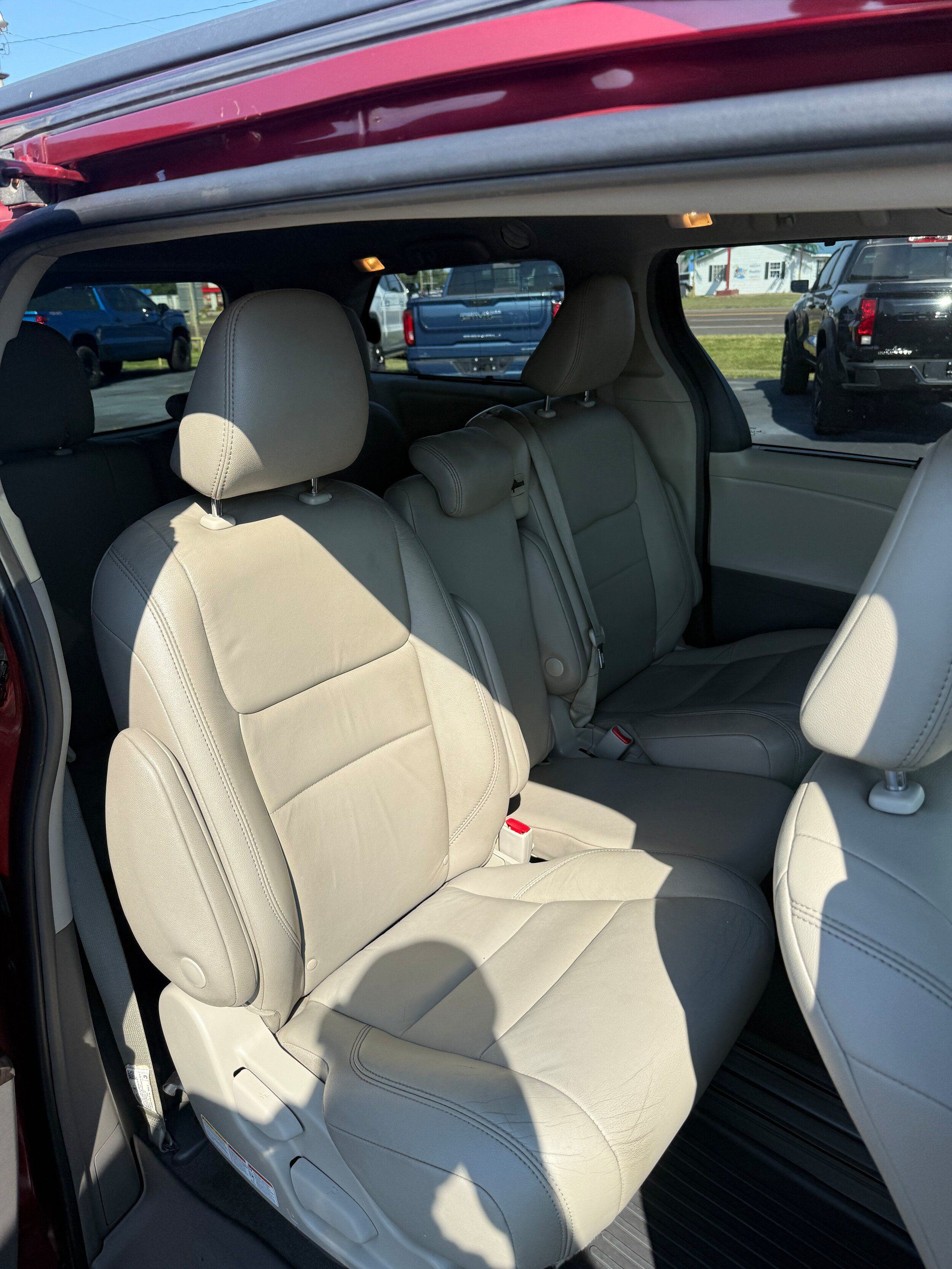 Used 2019 Toyota Sienna XLE FWD image 11