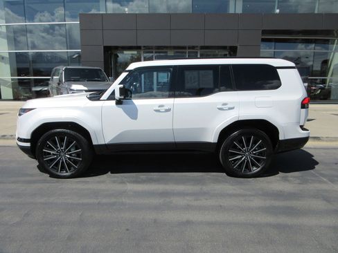 Used 2026 Lexus GX 550 w/ Accessory Package (2T) AWD/4WD image 3