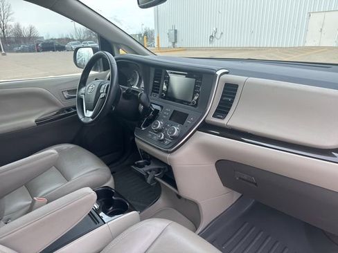 Used 2018 Toyota Sienna XLE w/ XLE Navigation Package image 23
