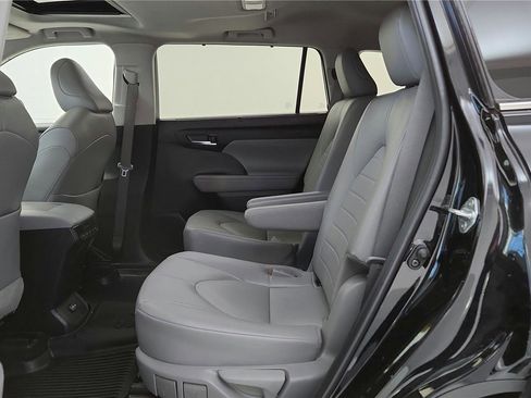 Certified 2022 Toyota Highlander XLE image 33
