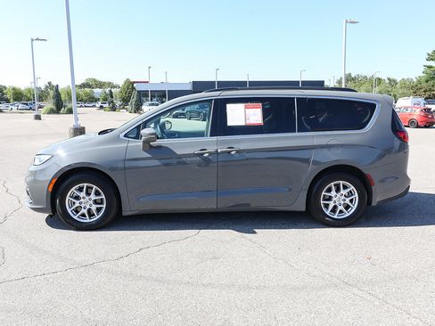 Used 2022 Chrysler Pacifica Touring-L FWD image 2