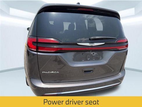Used 2023 Chrysler Pacifica Touring-L FWD image 14