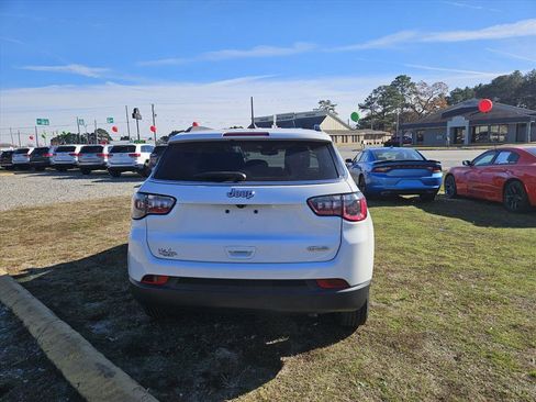 Used 2022 Jeep Compass Latitude image 4