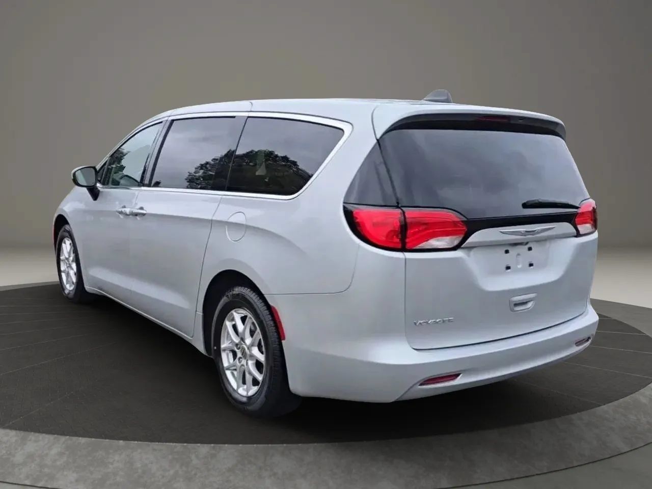 Used 2022 Chrysler Voyager LX FWD image 4