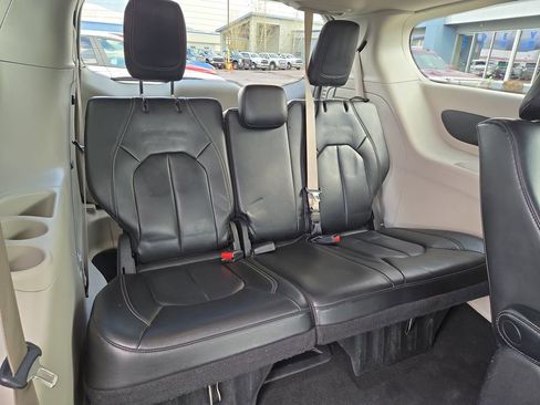 Used 2023 Chrysler Pacifica Touring-L FWD image 16