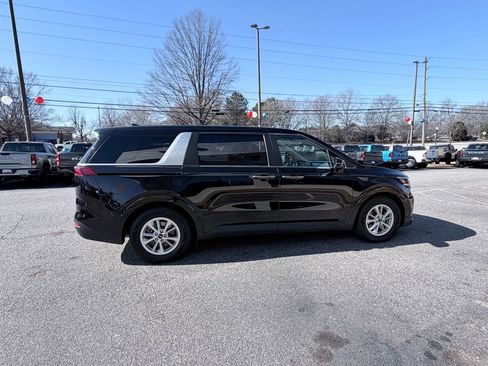 Used 2024 Kia Carnival LX image 4