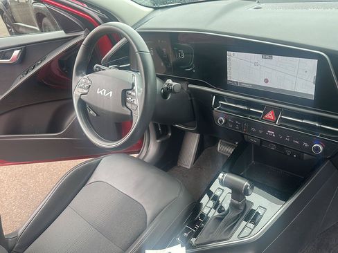 Used 2023 Kia Niro EX FWD image 8