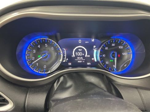 Used 2023 Chrysler Pacifica Touring-L FWD image 18