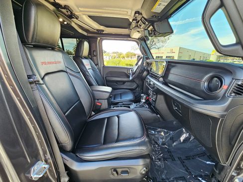 Used 2024 Jeep Gladiator Rubicon w/ Technology Group AWD/4WD image 41