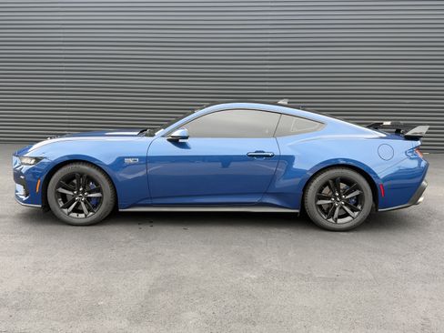Used 2024 Ford Mustang GT RWD image 2