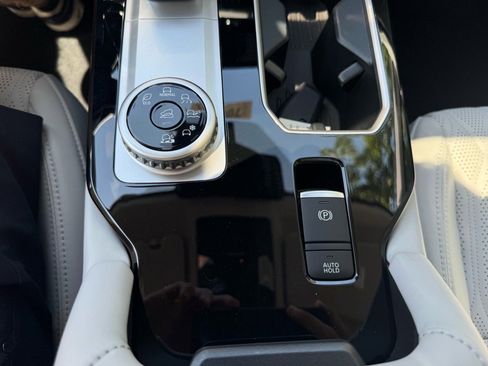 Used 2025 Mitsubishi Outlander AWD image 35