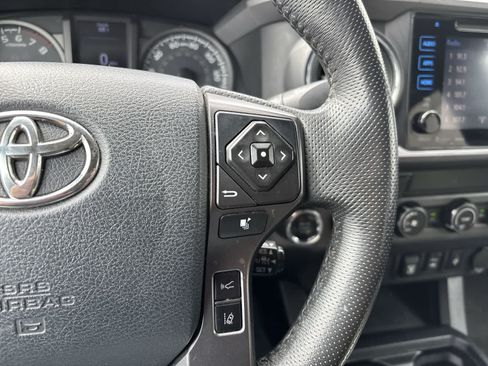 Used 2019 Toyota Tacoma TRD Off-Road AWD/4WD image 11