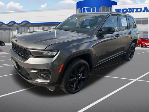 Used 2022 Jeep Grand Cherokee Altitude AWD/4WD image 3