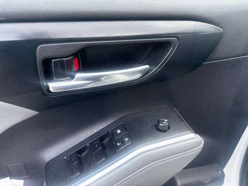 Used 2022 Toyota Highlander XLE FWD image 12
